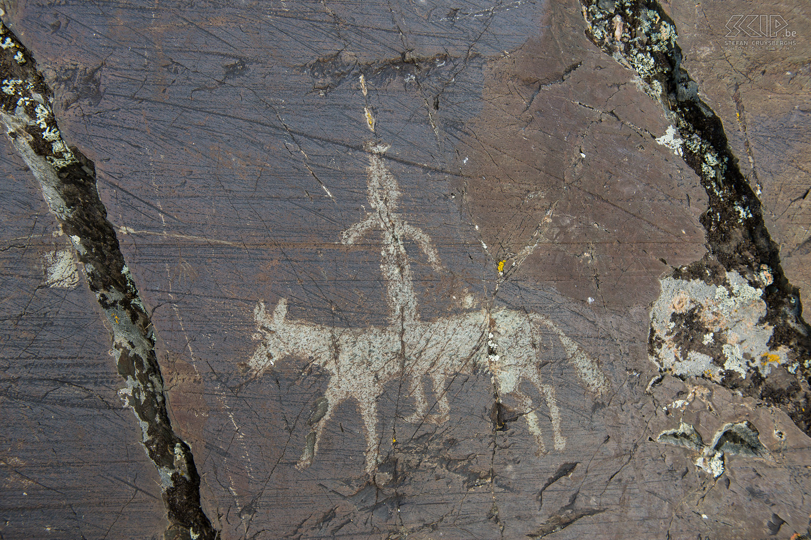 Altai Tavan Bogd - Prehistorische rotstekening Deze prehistorische rotstekingen bevatten ook jachttaferelen met mensen te paard. Stefan Cruysberghs